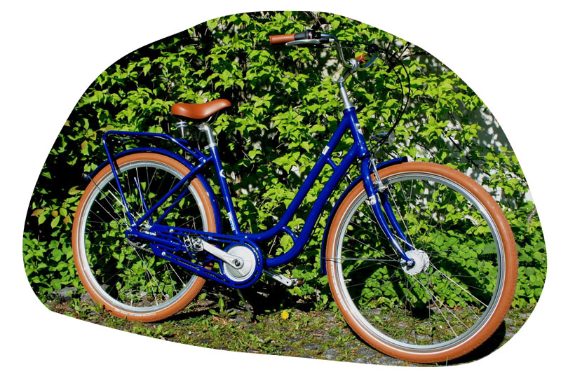 Blaues Gebrauchtrad / Damenrad, restauriert von FahrRad R18 - in einer organischen Schnittform, vor weißem Hintergrund