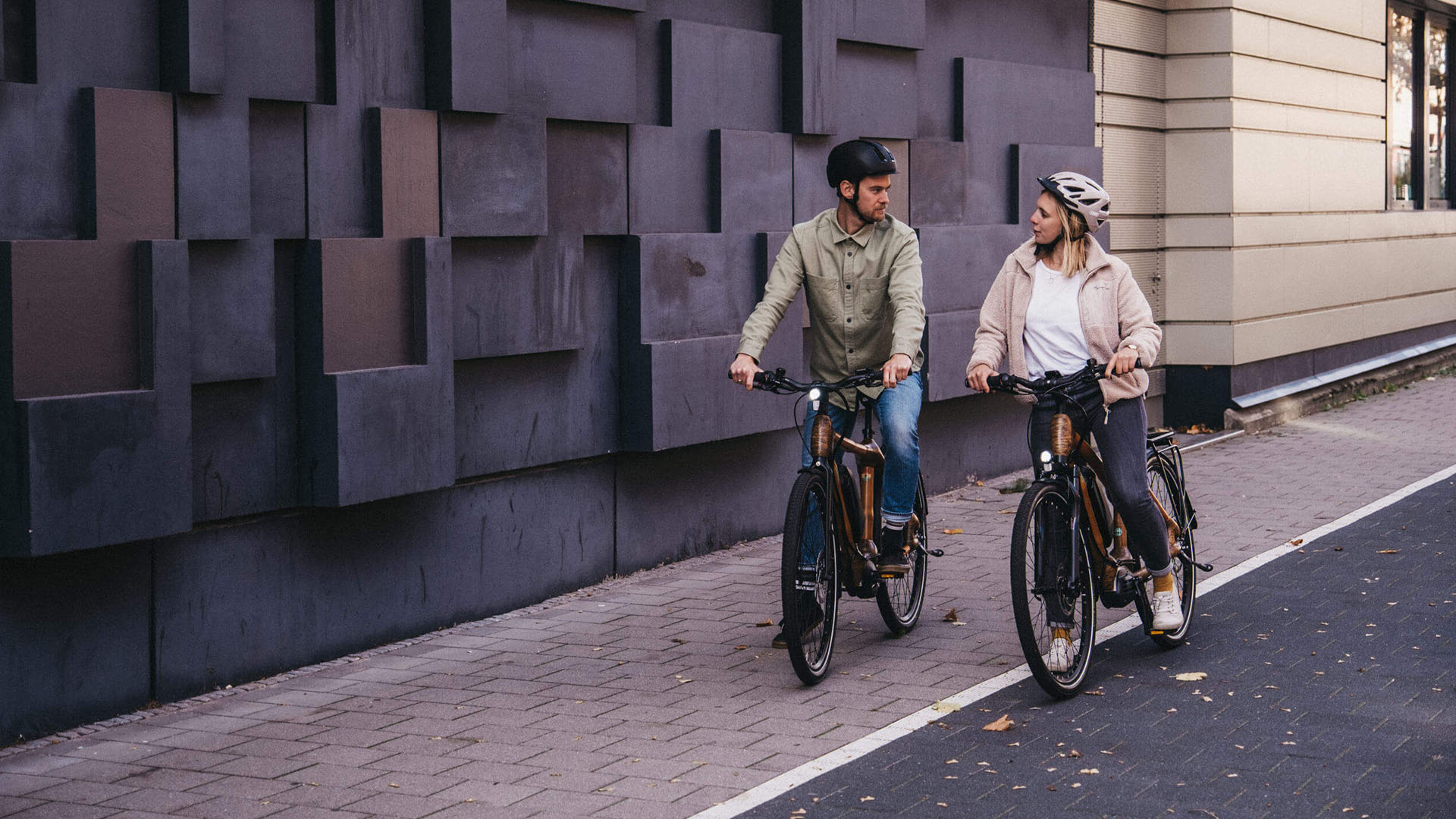Radfahrende im Stadtgebiet - Paar mit Bikes von myboo