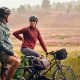 Fahrrad R18 Outdoor Cycling - Paar mit Fahrrad in der Flur