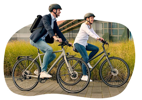 Zwei Radfahrende auf ihren Stadträdern von der Marke Kreidler im Urbanen Raum