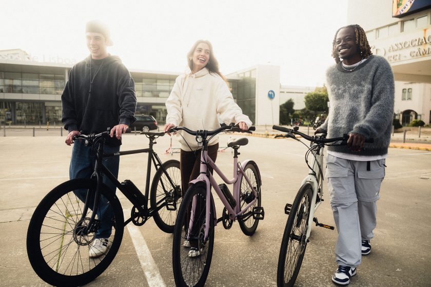 Drei Jugendliche mit Fahrrädern von Sushi Bikes