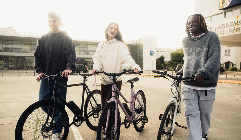 Drei Jugendliche mit Fahrrädern von Sushi Bikes