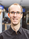 Mitarbeiterporträt von Jan Lalleike bei FahrRad R18 - Ein Herr mit Brille und schwarzem Hemd blickt in die Kamera