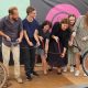 Sechs festlich und leger gekleidete Menschen stehen auf der Bühne und durchtrennen mit Kneifzangen ein Band - Eröffnungszeremonie von FahrRad R18