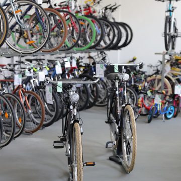 Zahlreiche Fahrräder, ausgestellt bei FahrRad R18, anlässlich der Eröffnungsfeier