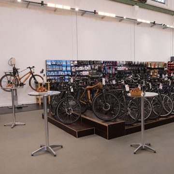 Stehtische stehen vor einer Sammlung von Neurädern bei FahrRad R18.