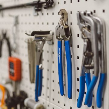 Tools / Werkzeuge an einer Werkzeugwand bei FahrRad R18 in München.