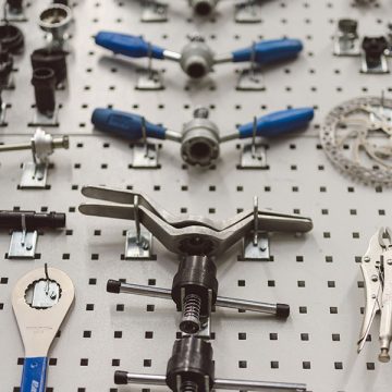 Werkzeuge zum auswechseln eines Tretlagers an einem Fahrrad in der Werkstatt von FahrRad R18 - Diese sind an einer Werkzeugwand befestigt, bereit, verwendet zu werden.