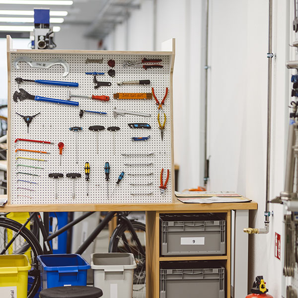 Werkzeug an einer Werkzeug-Wand in der Werkstatt von FahrRad R18
